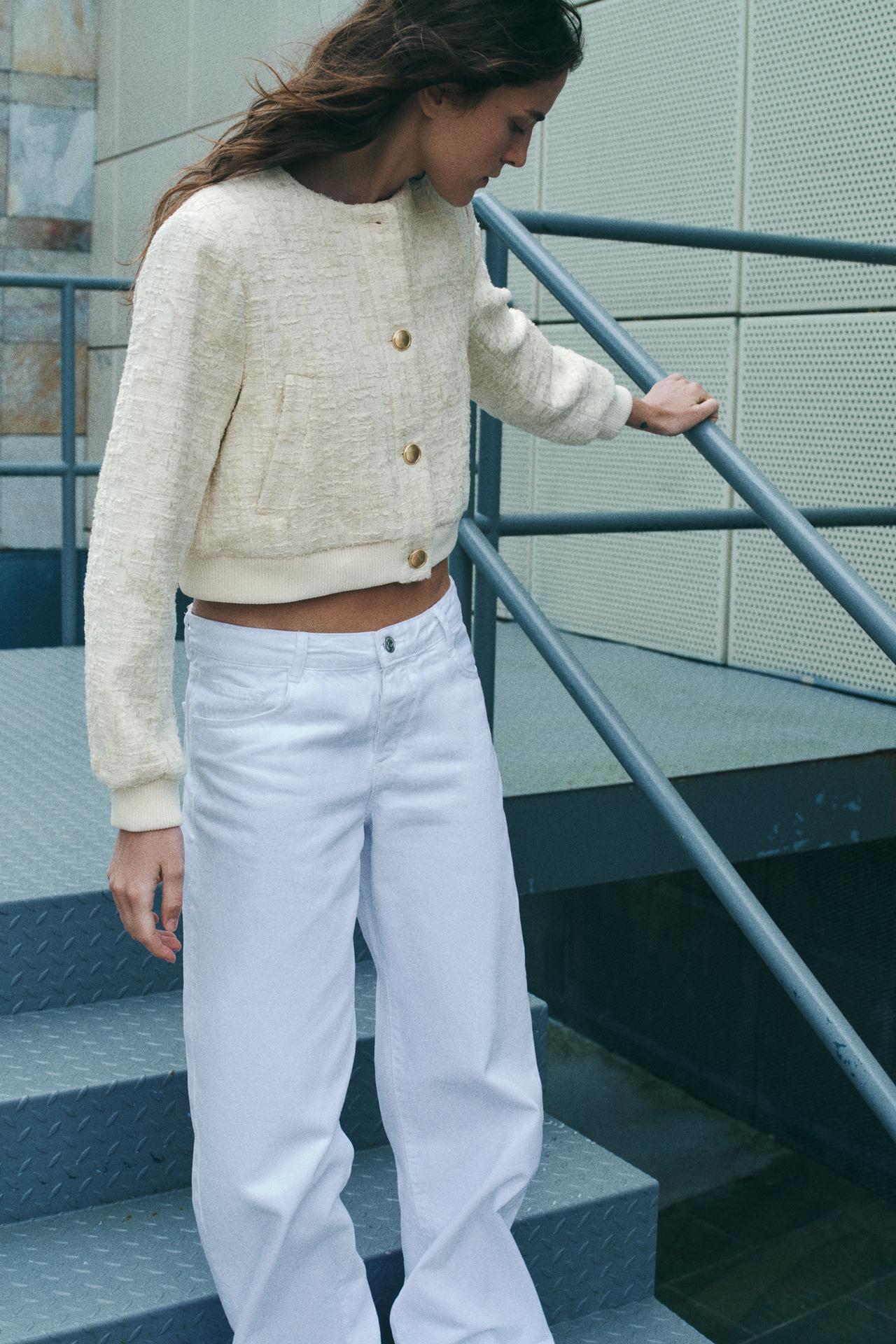 Kurze Bouclé-Jacke mit goldenen Knöpfen