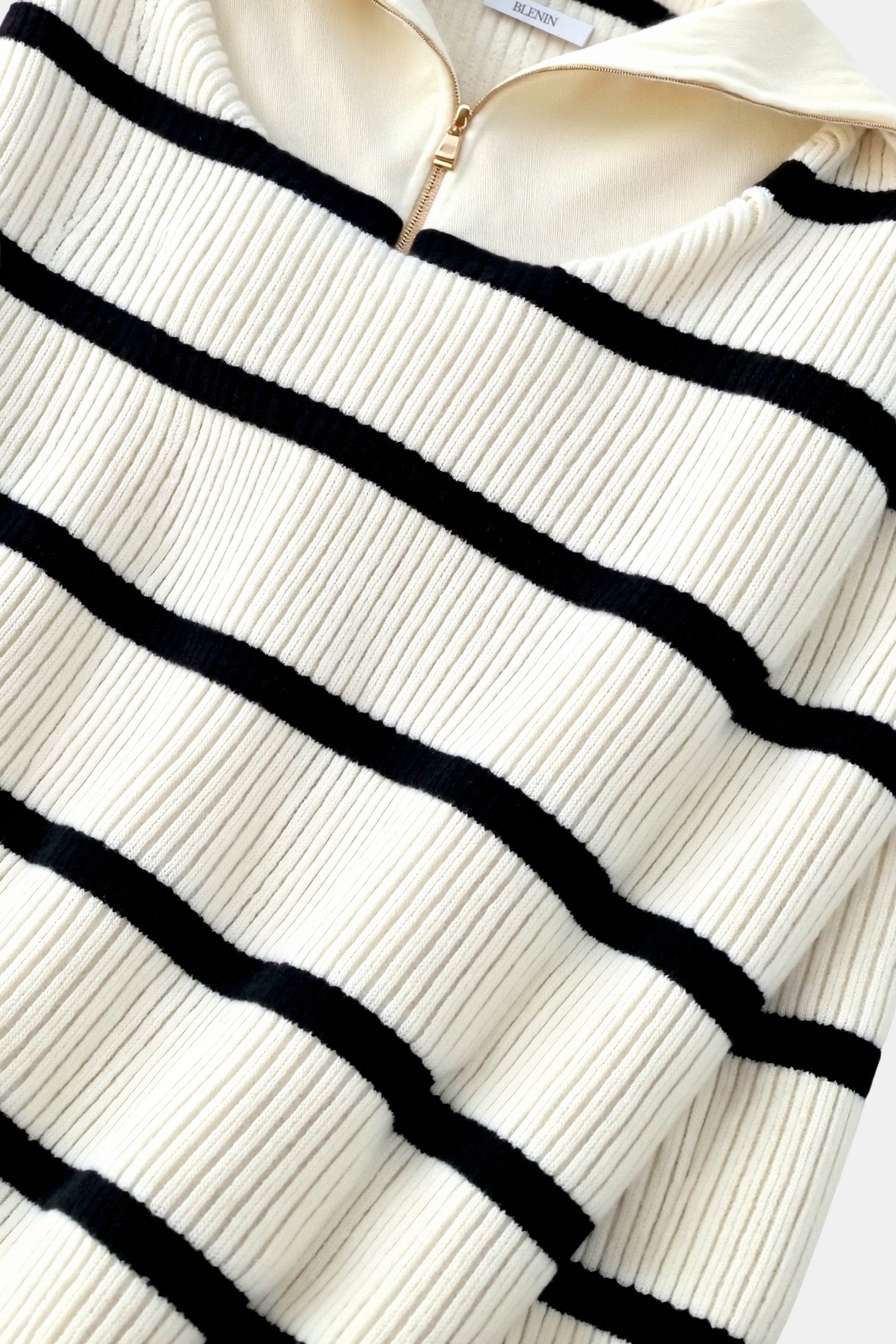 Gestreifter Damenpullover mit Reißverschlusskragen