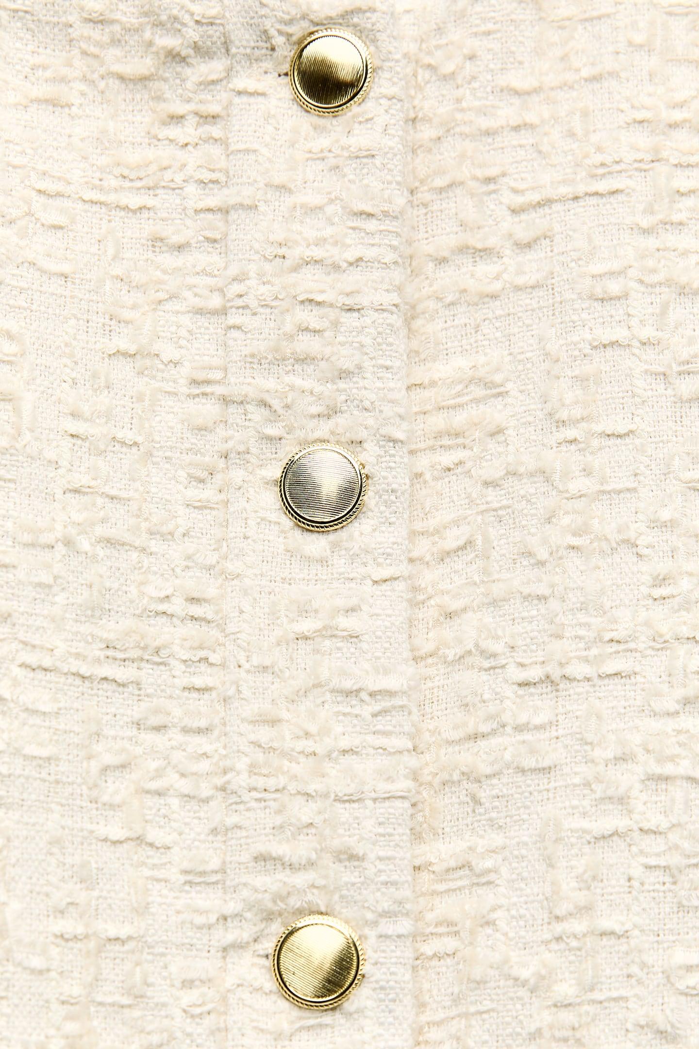 Kurze Bouclé-Jacke mit goldenen Knöpfen