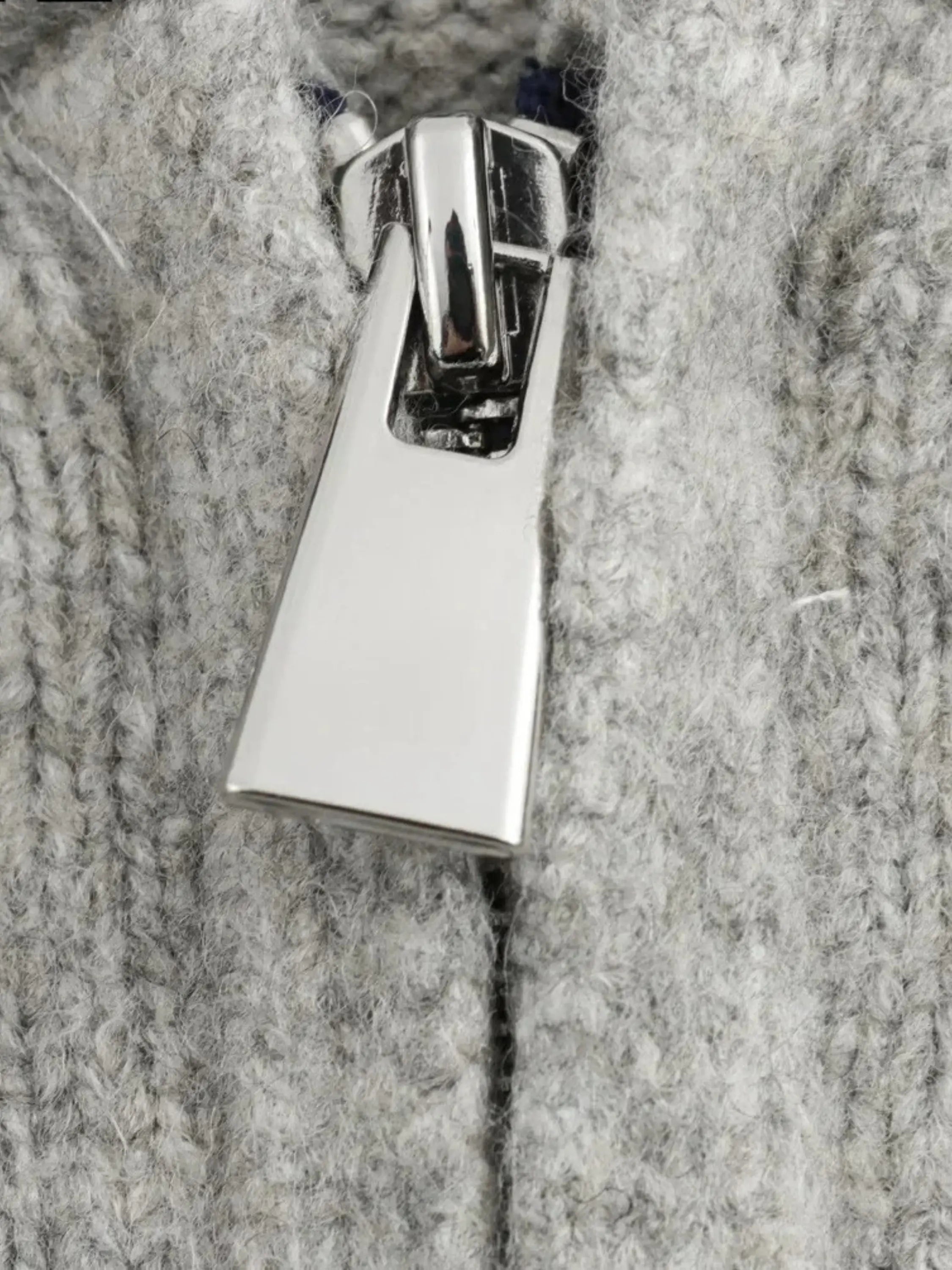 Kornelia | Strickjacke mit Kapuze und Reißverschluss